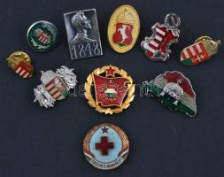 10db vegyes jelvény, főleg modern darabok, közte ~1970-1980. "Érdemes munkáért" zománcozott fém vöröskeresztes jelvény (24,5mm) T:2,2-