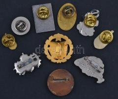 10db vegyes jelvény, főleg modern darabok, közte ~1970-1980. "Érdemes munkáért" zománcozot...