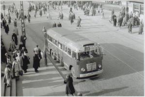 cca 1960 Budapest, Autóbusz a Margit hídnál, utólagos nagyítás, 10x15 cm