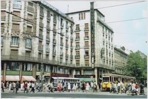 cca 1960-1970 Budapest, Autóbusz és villamos az Astoriánál, utólagos nagyítás, 10x15 cm