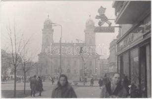 cca 1960-1970 Debrecen, Utcarészlet, háttérben a református nagytemplommal, 9x14 cm
