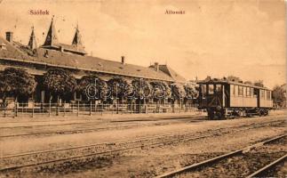 Siófok, vasútállomás, vasúti kocsi, kiadja Sámuel Adolf (Rb)