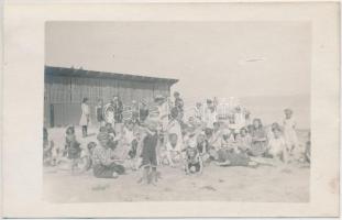 cca 1920-1930 Balatonlellei fürdőzök, fotólap, 9x14 cm