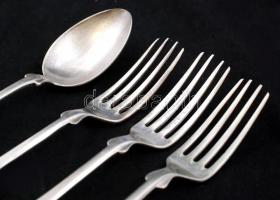 4 db fém evőeszköz (1 db kanál, 3 db villa), h: 21,5 cm