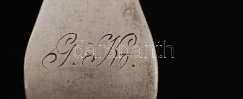 Antik ezüst (Ag.) kanál, "G. K." monogrammal, jelzett, h: 21 cm, nettó 64 g /

Antique s...