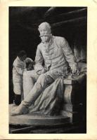 Komárom, Berecz Gyula szobrászművész a készülő Jókai szoborral / Komárno, Gyula Berecz sculptor with with the Jókai statue in the making (EB)