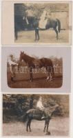 cca 1927-1930 Lovakat, lovasokat ábrázoló fotólapok, 3 db, 9x14 cm