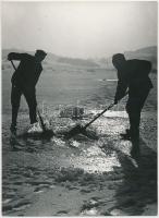 Vida Andárs: Jégtömb kiemelése a Balaton jegéből, pecséttel jelzett fotó, 13x18 cm