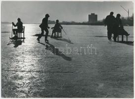 Vida Andárs: Fakutyázók a Balaton jegéből, pecséttel jelzett fotó, 13x18 cm