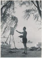 "Alkotás közben", festő a Balaton-parton alkotás közben, hátoldalon feliratozott fotó, 23x17 cm