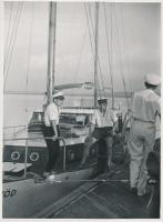 Vitorlás matrózokkal a kikötőben, jelzetlen fotó, 23x17 cm