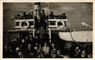 Helka gőzös, fedélzeti csoportkép / SS Helka, travellers on board, group photo