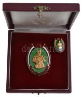 ~1970. "Kiváló Határőr" aranyozott, zománcozott jelvény eredeti tokban miniatűrrel T:2