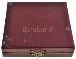 ~1970. "Kiváló Határőr" aranyozott, zománcozott jelvény eredeti tokban miniatűrrel T:2