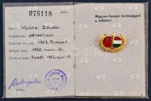 1952. "Magyar-Szovjet Társaság" tagsági könyve és aranyozott, zománcozott jelvénye (28x20m...