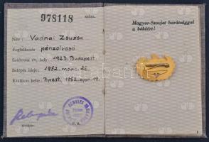 1952. "Magyar-Szovjet Társaság" tagsági könyve és aranyozott, zománcozott jelvénye (28x20m...