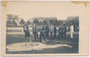 cca 1920-30 Női súlylökő fotólap, kis hibával, 9x13cm