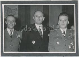1948 Fotó kartonra kasírozva: Dinnyés Lajos (1901-1961) Magyarország miniszterelnöke (1947-48) és Pálffy György (1909-1949) altábornagy. Honvédelmi miniszter-helyettes, a Rajk-per során halálra ítélték, 9x13cm
