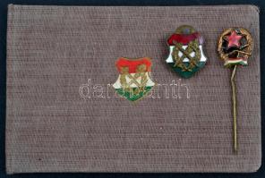 1952. "Magyar Szabadságharcos Szövetség" tagsági könyve, zománcozott fém gomblyukjelvénye és zománcozott fém kitűzője T:2