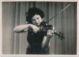 cca 1940 Hegedűművésznő, fotó, 12x16cm