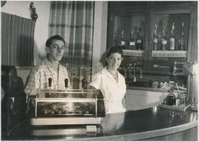 cca 1940-50 Kávé és italsarok, fotó, 13x18cm