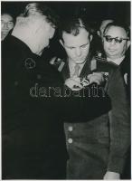 1961 Dobi István kitünteti Jurij Gagarint, jelen van még Fock Jenő, nyomtatvány, 17x13cm