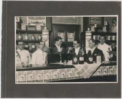 cca 1900-20 Gyógyszertári ünnepség, fotó kartonon, szép állapotban, 11x17cm