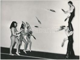 cca 1970 Artisták, fotó, 2db, 24x18cm