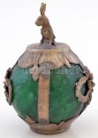 Nagyméretű jáde kő nyulas fém foglalatban, m: 5 cm