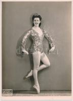 cca 1930 Táncosnő, U. Dorés jelzett fotó, 23x17cm