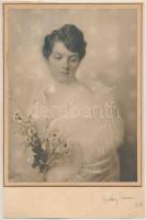 1918 Hölgyportré, Halász Vilmos által jelzett fotó kartonra kasírozva, kissé elvált, 16x21cm