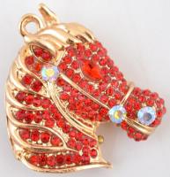 Lófej alakú medál piros strasszokkal díszítve