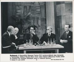 1964 A Nemzetközi Népzenei Tanács XVII. konferenciájának 4 résztvevője köztük Kodály Zoltán, MTI fotó-Molnár Edit felvétele, 20x24cm