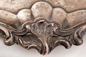 1884 Ezüst (Ag.) esküvői tálca, mesterjeggyel (Josef G. Klinkosch), jelzett (Bécs), nettó:1500 g, d:...