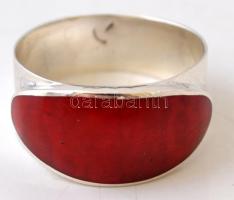 Ezüst(Ag) gyűrű piros kővel díszítve, jelzett, méret: 61, bruttó: 3,6 g / silver ring, size: 61, br: 3,6 g