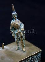 Réz asztali dísz kis katonákkal, hiányos, 9x7x3,5 cm