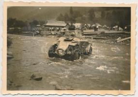 cca 1939-1944 Luhi (Láposmező), magyar páncélgépkocsi átkelése a Tiszán, hátulján feliratozva, 6×8,5 cm
