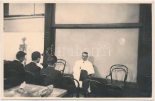 1941 Kiss Ferenc (1889-1966) anatómus orvos anatómiai szigorlatot tart, Meggyesházi János (?-?) orvosprofesszor felvétele, hátulján feliratozva, 8,5×13 cm