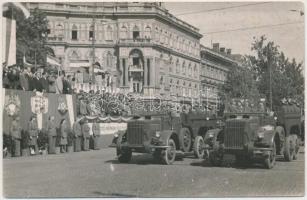 cca 1946-1949 Bp., katonai díszfelvonulás, 9×14 cm
