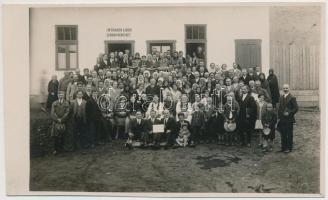 1932 Kolozsvár, fotó a baptista gyülekezet alámerülési ünnepségéről, hátulján feliratozva, 8×13,5 cm