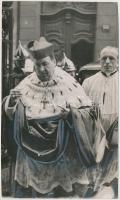 1939 Serédi Jusztinián (1884-1945) bíbornok, hercegprímás, esztergomi érsek fotója, sajtómegjelenésre előkészítve, hátulján feliratozva, 18×10,5 cm