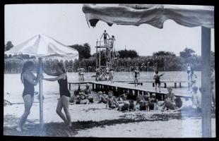 cca 1920-80 Fürdőzők, avagy az út az egész alakos "fürdőruhától" a fecskéig.  13db különbö...