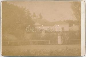 1892 Daróc (ma: Šarišské Dravce, Szlovákia), Szmrecsányi-kastély, az előtérben Szmrecsányi Miklós, Ghyczy Ilona és Ghyzczy Miklós (a személyek pontos kiléte még beazonosításra vár), keményhátú fotó, hátulján feliratozva, 11×16,5 cm