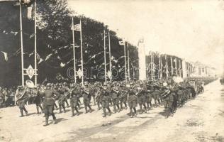 Paris, WWI Victory Parade, military music band marching, H. Laugier photo (b)
