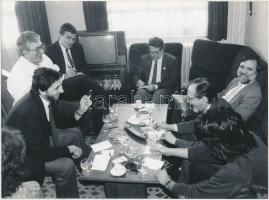 cca 1990 Ellenzéki kerekasztal, Katona Béla, Kőszeg Ferenc, Thürmer Gyula, Deutsch Tamás, ect, fotó, 13x18cm