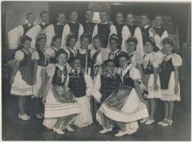 cca 1930-40 Fiatalok népviseletben, fotó, 17x23cm