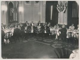 1934 Amerikai magyar diákok vacsorája a Hungária szállóban, Inkey Tibor (1908-1998) felvétele, hátulján feliratozva, pecséttel jelzett, 17×23 cm