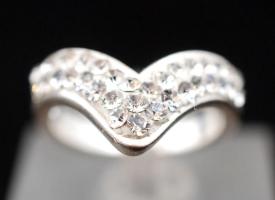 Női ezüst(Ag) gyűrű apró kövekkel, jelzett, méret: 50,  br: 4,5 g