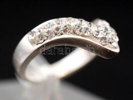 Női ezüst(Ag) gyűrű apró kövekkel, jelzett, méret: 50,  br: 4,5 g