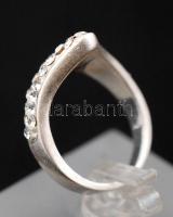 Női ezüst(Ag) gyűrű apró kövekkel, jelzett, méret: 50,  br: 4,5 g